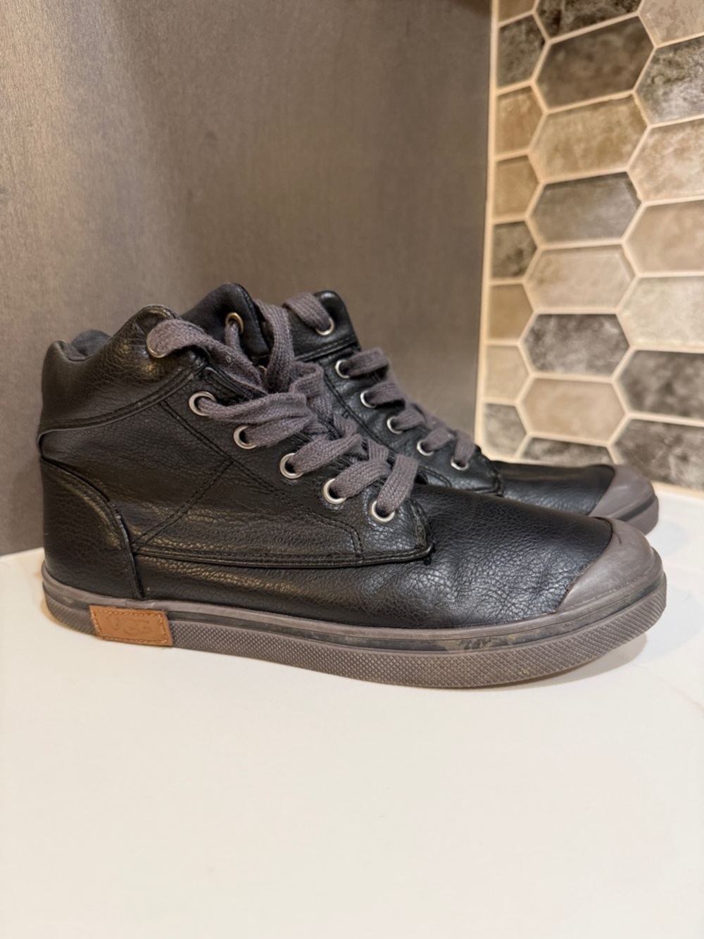 Boys Ugg Damian Tumbler Leather Sneaker - Sz 2
